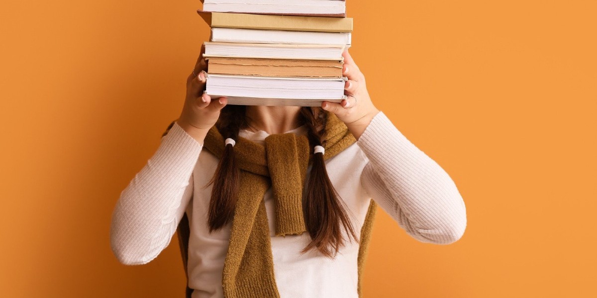 pessoa segurando livros em um fundo laranja