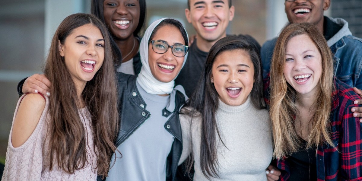 pessoas felizes se abraçando